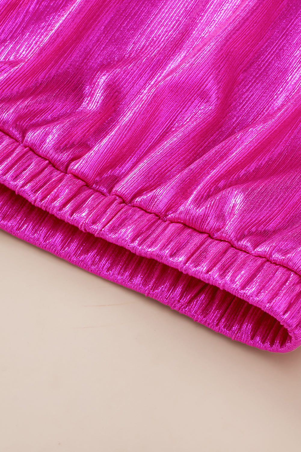 Jarko ružičasta bluza bez leđa s naborima i čvorovima
