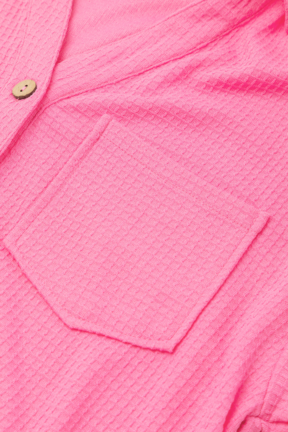 Svetlo roza teksturirana majica s kratkimi rokavi in ​​žepi na prsih