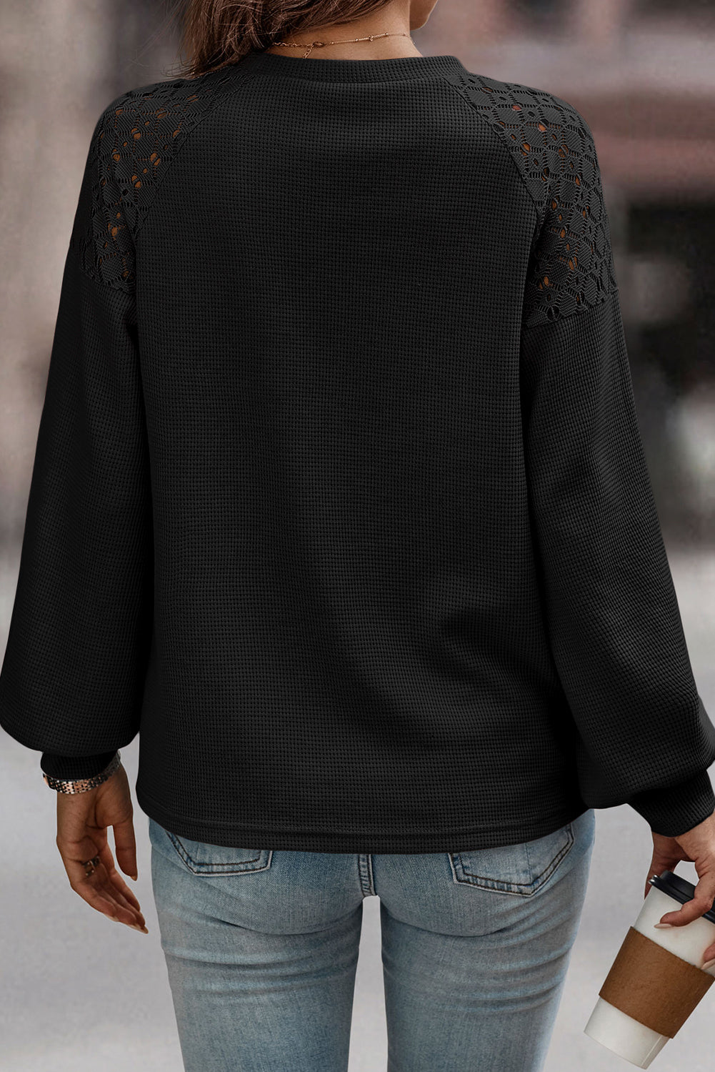 Črn čipkast teksturiran pulover z dolgimi rokavi