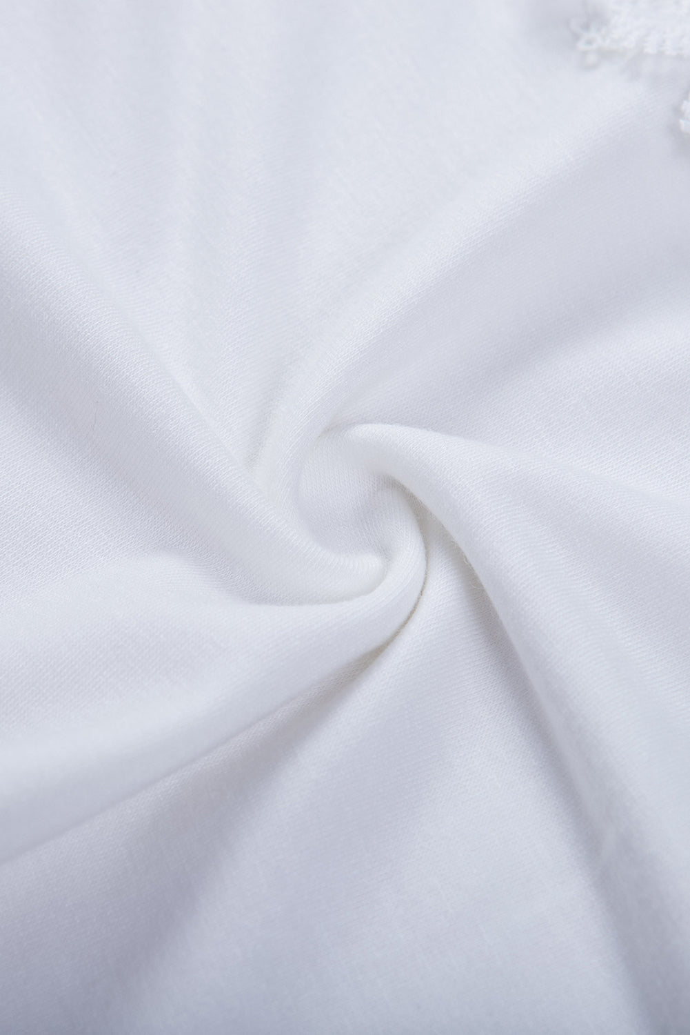 Majica bez rukava s bijelom čipkom i izdubljenim rukavima
