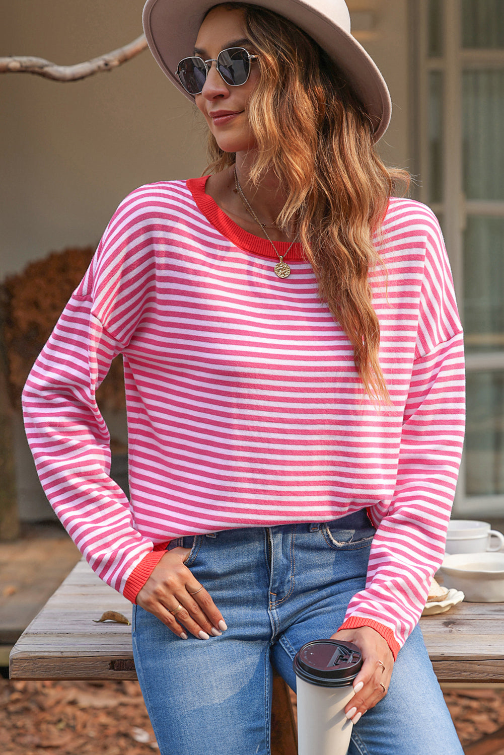 Ružičasti kontrastni prugasti pulover na spuštena ramena