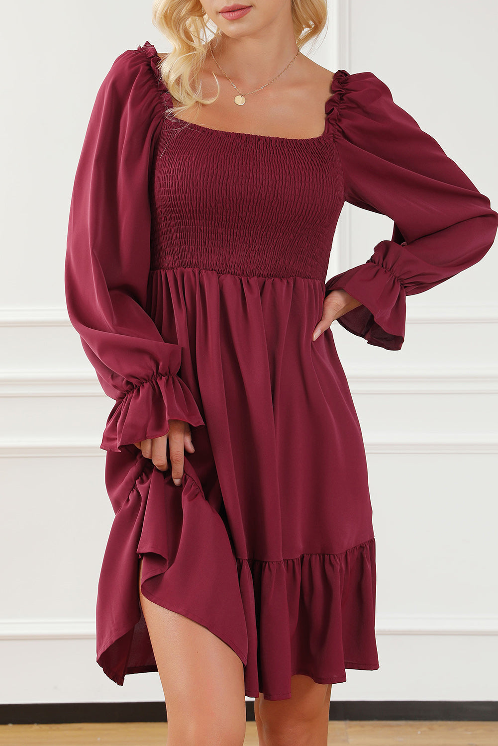Mini haljina s puf rukavima i volanima tamnocrvene boje