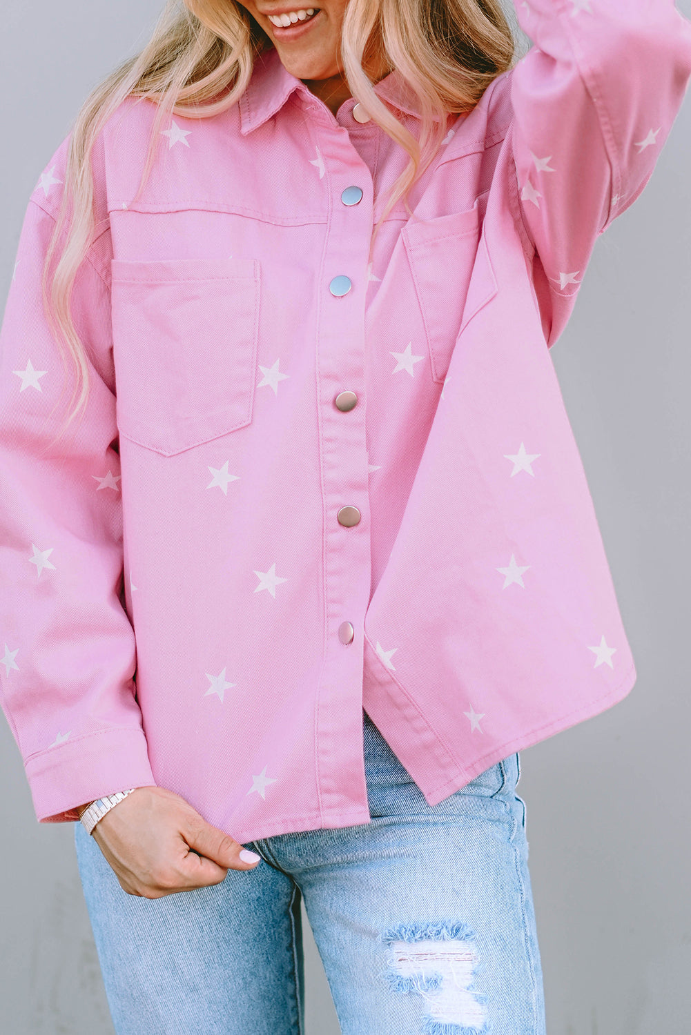 Rosa Jeansjacke mit Sternenmuster und Knöpfen