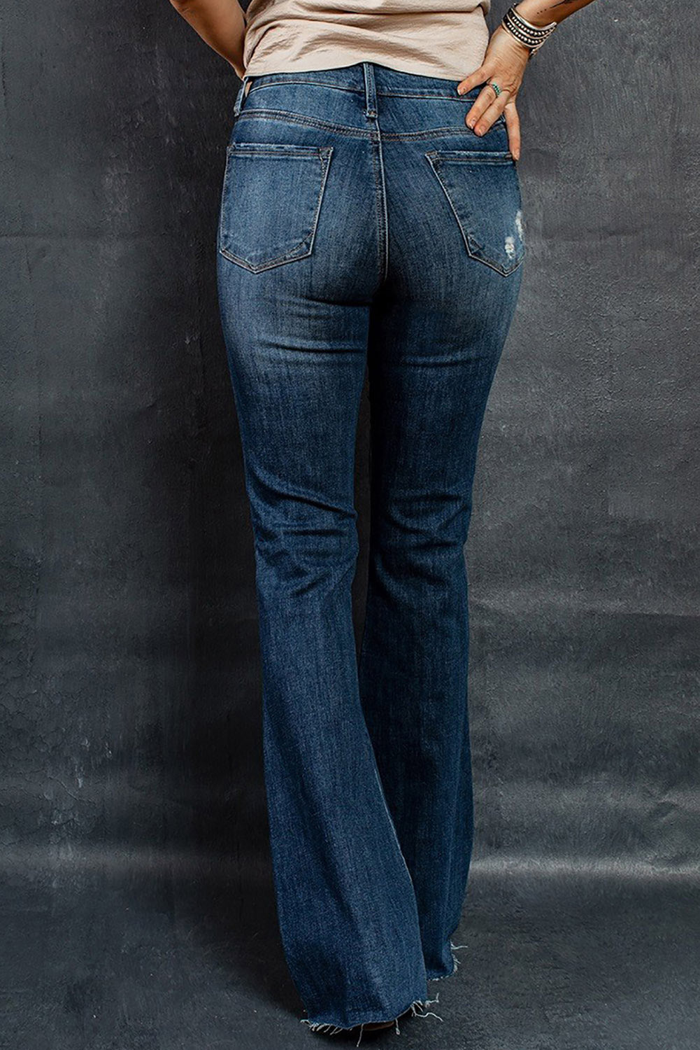 Blaue, zerrissene Bell-Bottom-Jeans mit mittelhohem Bund und Blumenmuster