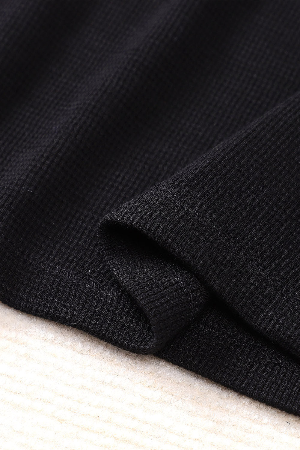 Črna vafelj pletena majica Henley