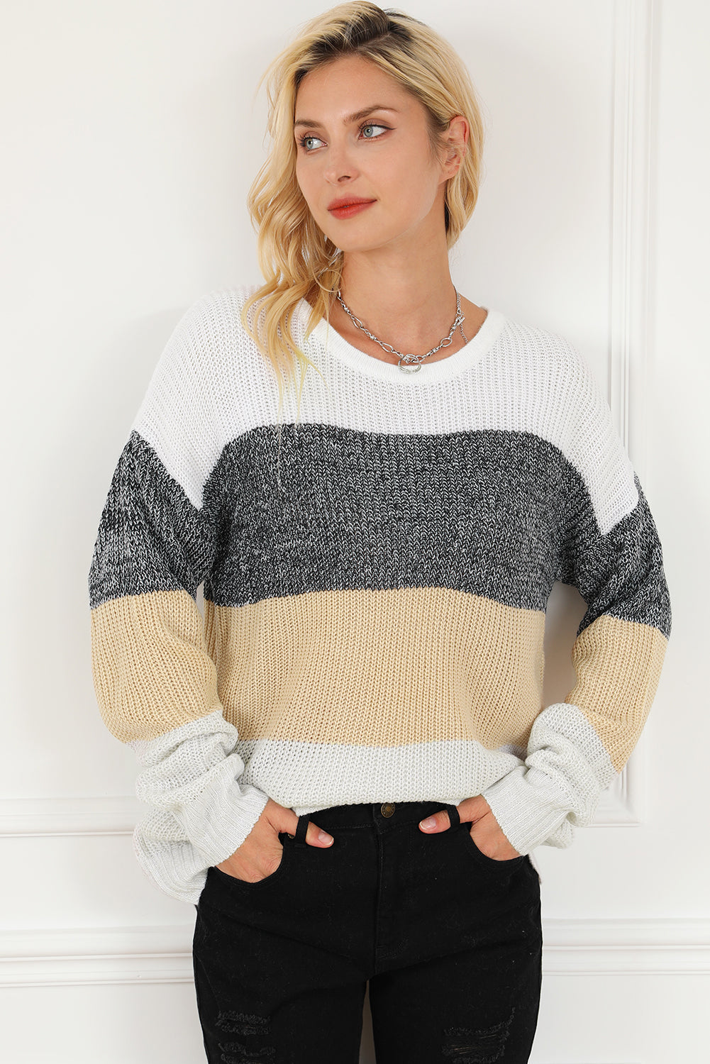 Pleteni pulover s višebojnim blokovima spuštenih ramena
