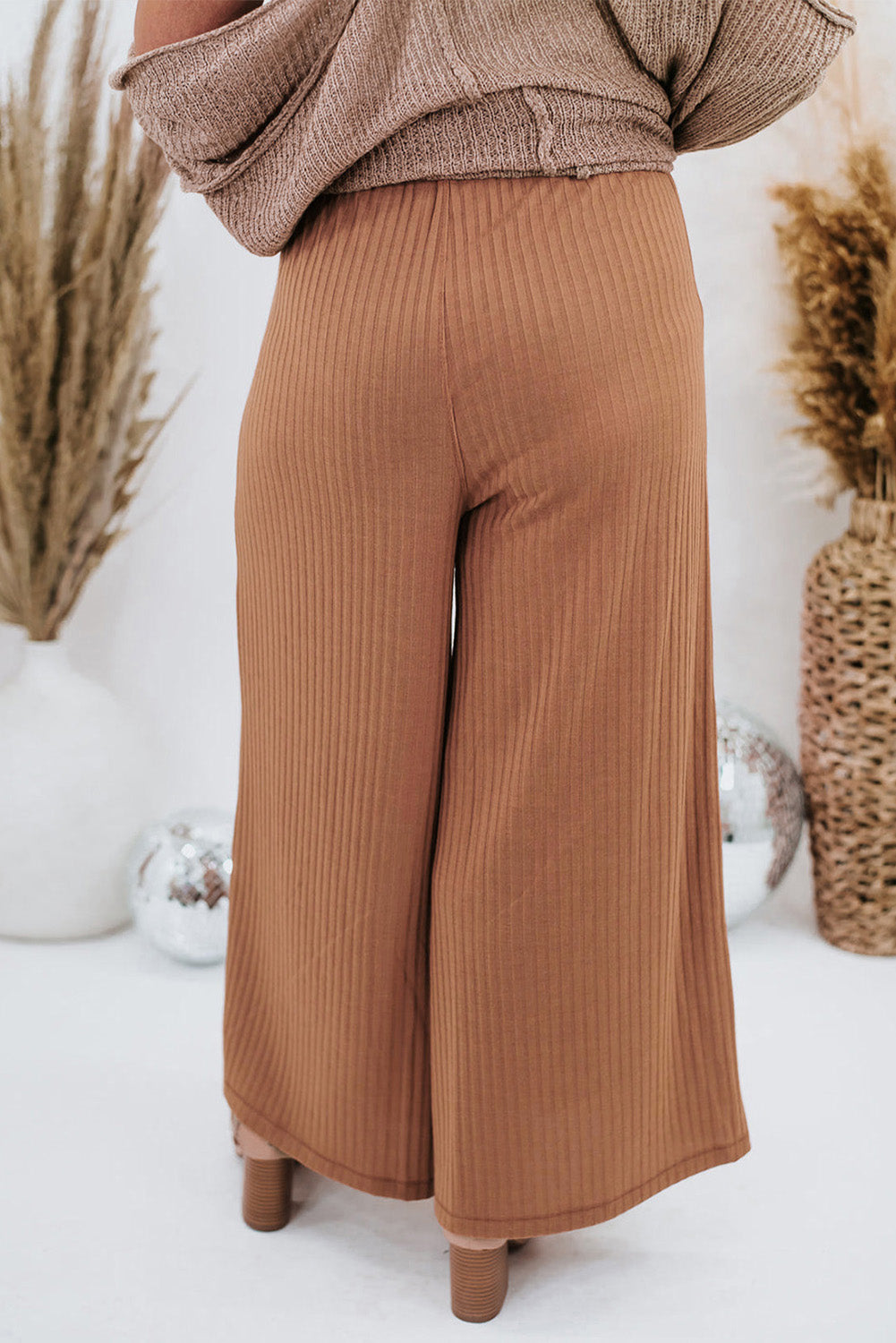 Rjave hlače z rebrastimi žepi in širokimi hlačnicami