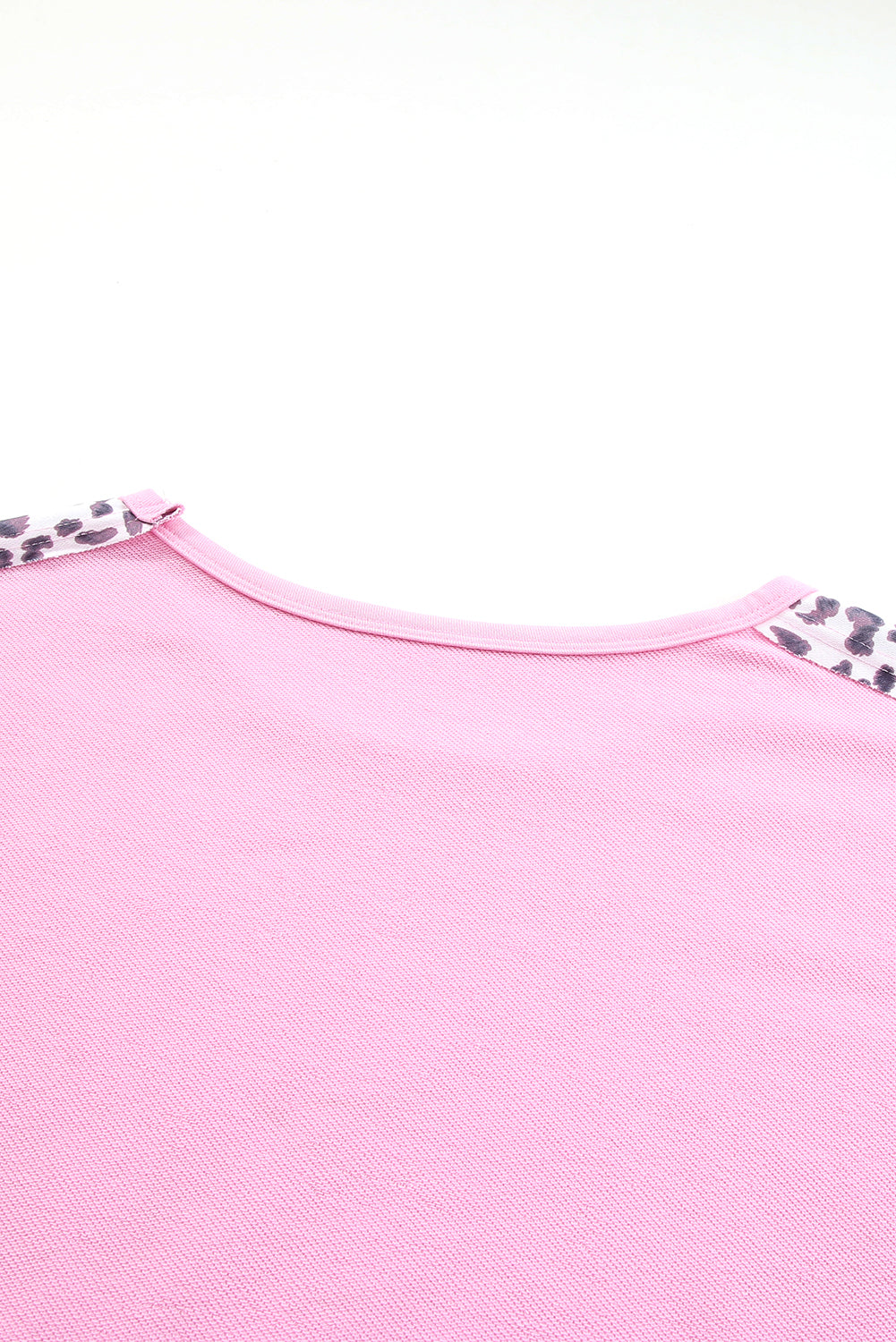 Rosafarbenes Plus-Size-Sweatshirt mit freiliegender Naht und Leopardenmuster