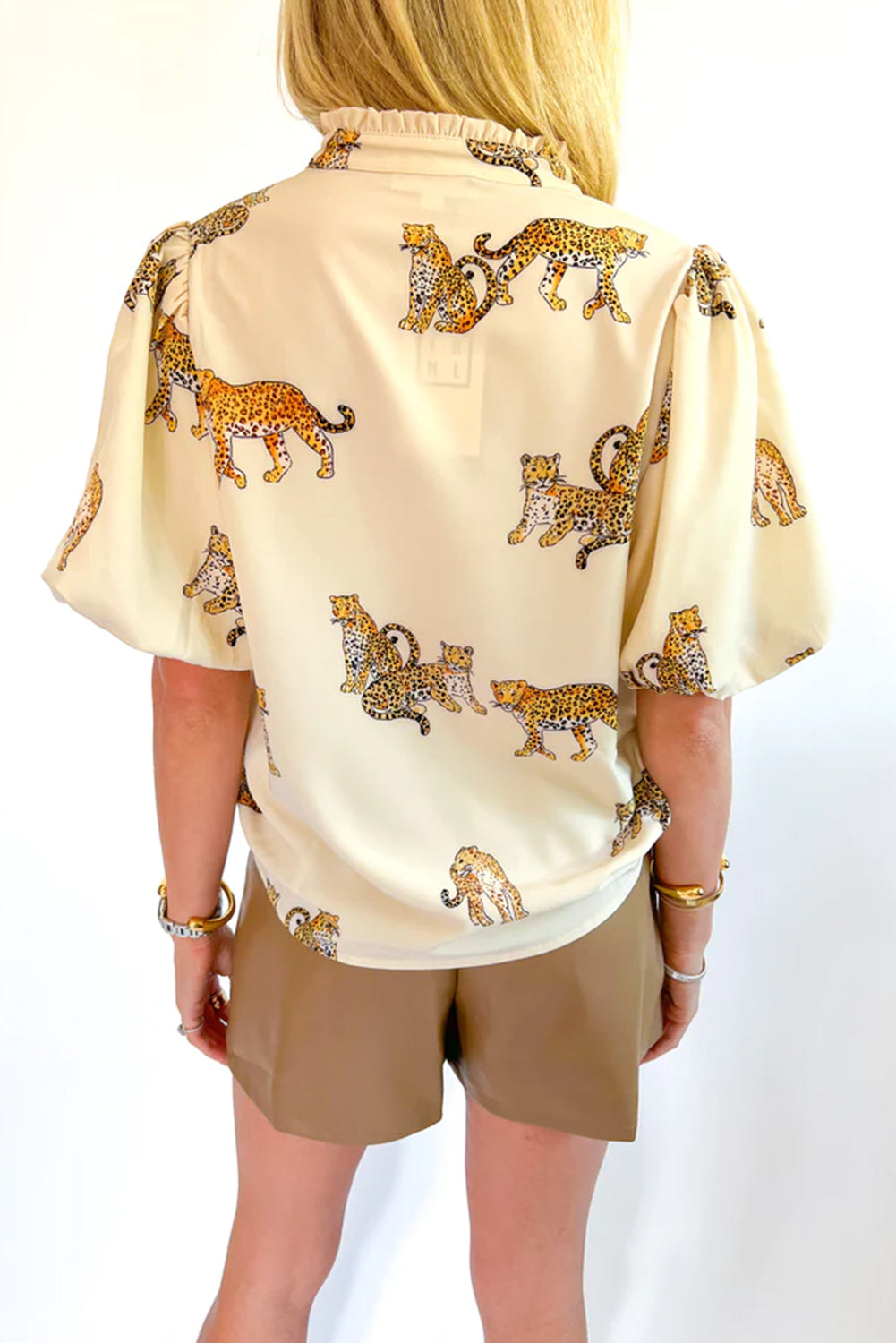 Bluza z napihnjenimi rokavi z razcepljenim ovratnikom in potiskom marelicnega geparda