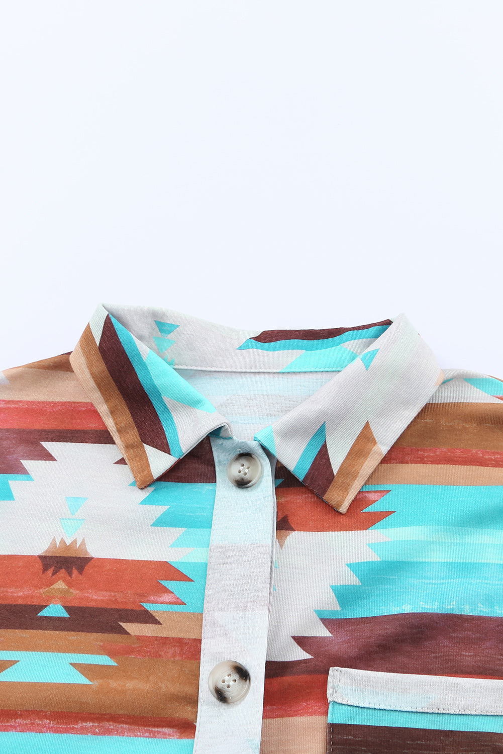 Mehrfarbiges, langärmliges Hemd mit Aztekenmuster und geknöpfter Brusttasche