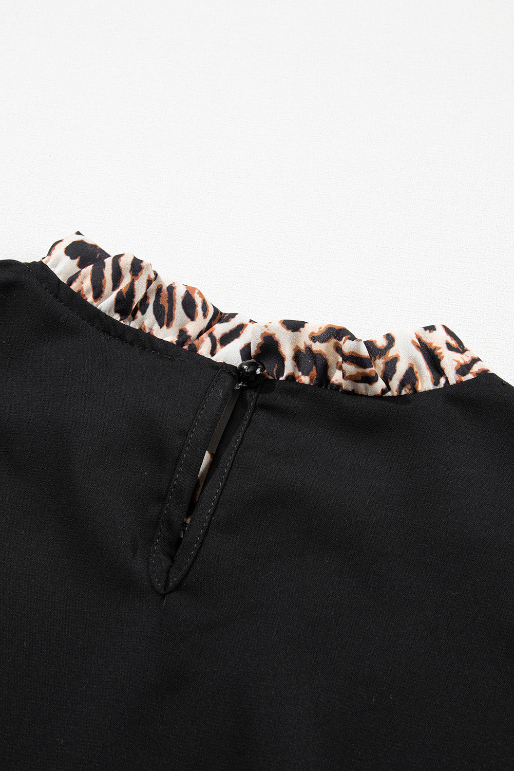 Črna kontrastna bluza z leopardjim vzorcem in lantern rokavi