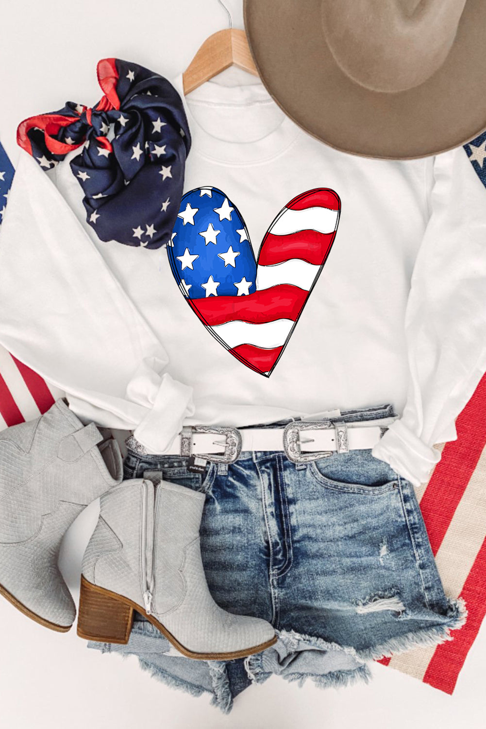 Bel pulover z dolgimi rokavi s potiskom srčkov ameriške zastave