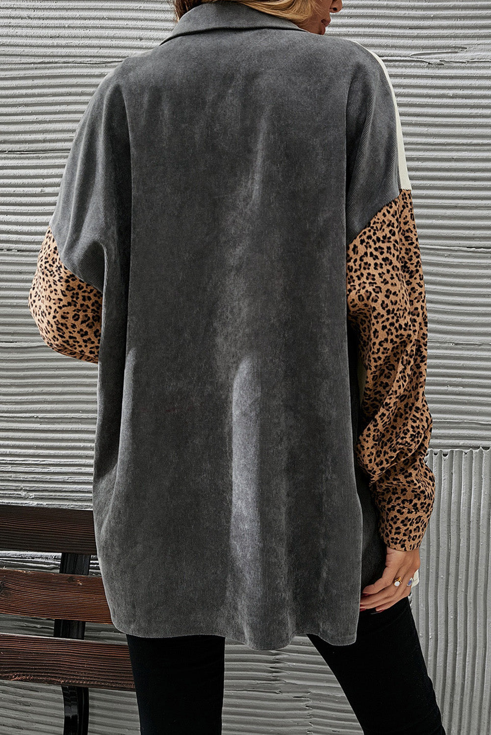Ogrlica od samta s leopardom u sivoj boji