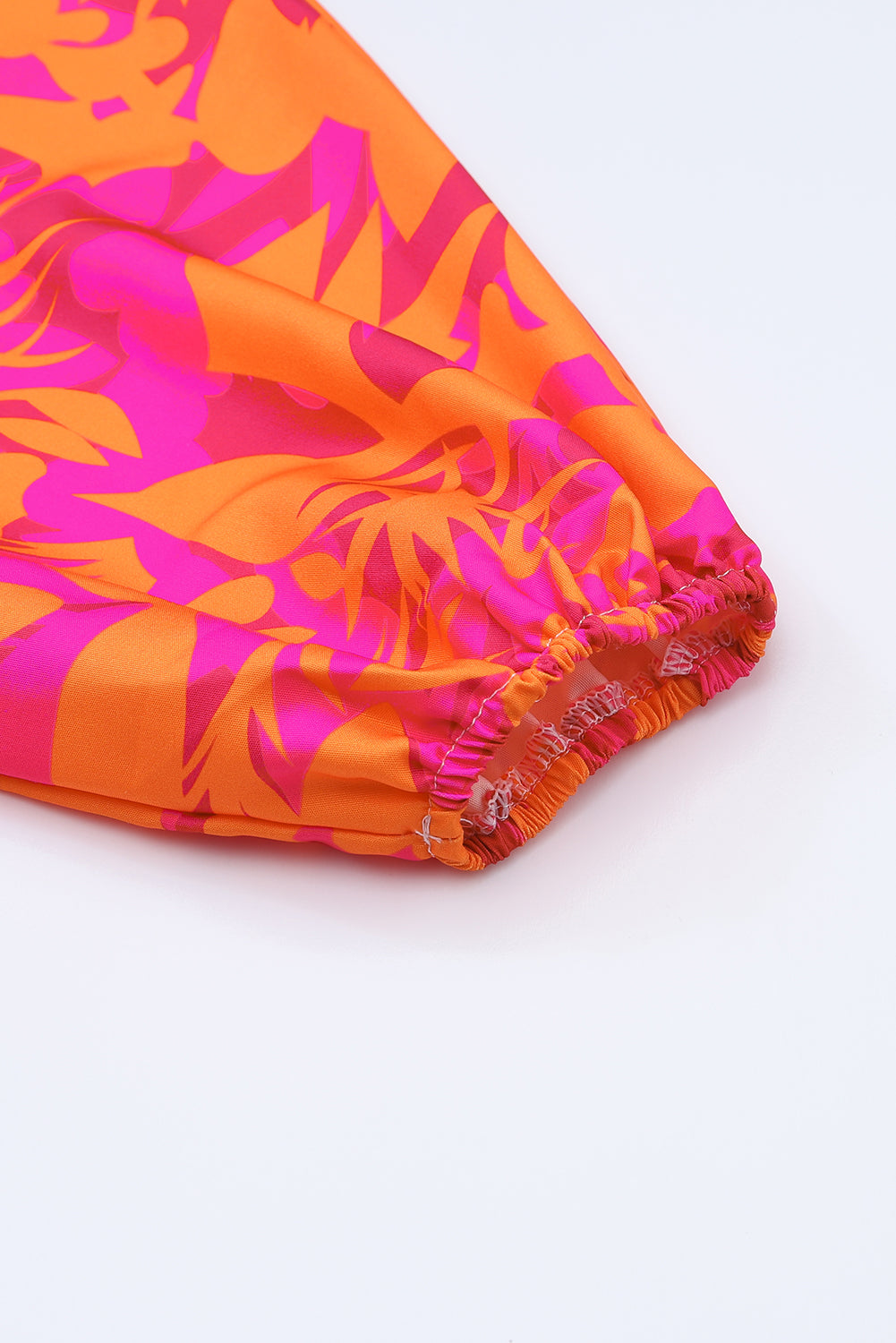 Višebojna mini haljina s naborima s cvjetnim printom i V izrezom s šišmiš rukavima
