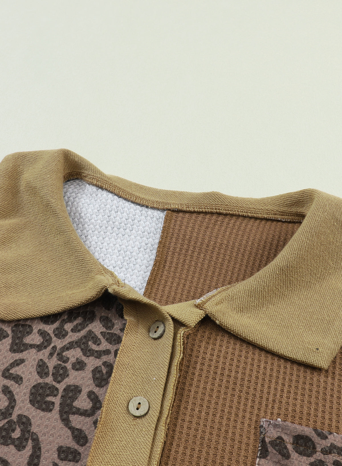 Khakifarbene, geknöpfte Bluse aus Waffelstrick-Patchwork mit Leopardenmuster