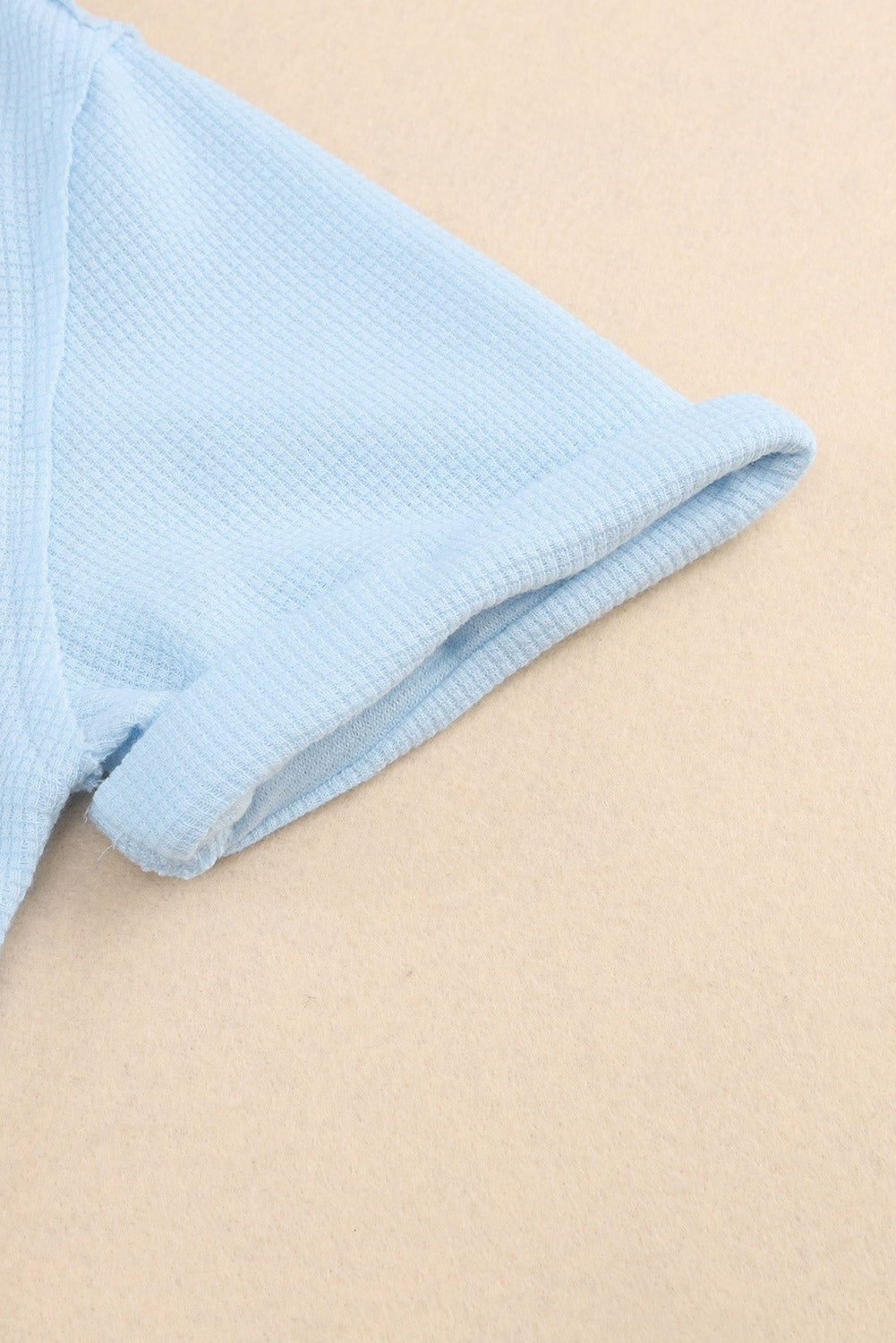 Chemise boutonnée à manches courtes en tricot gaufré délavé à l'acide bleu ciel