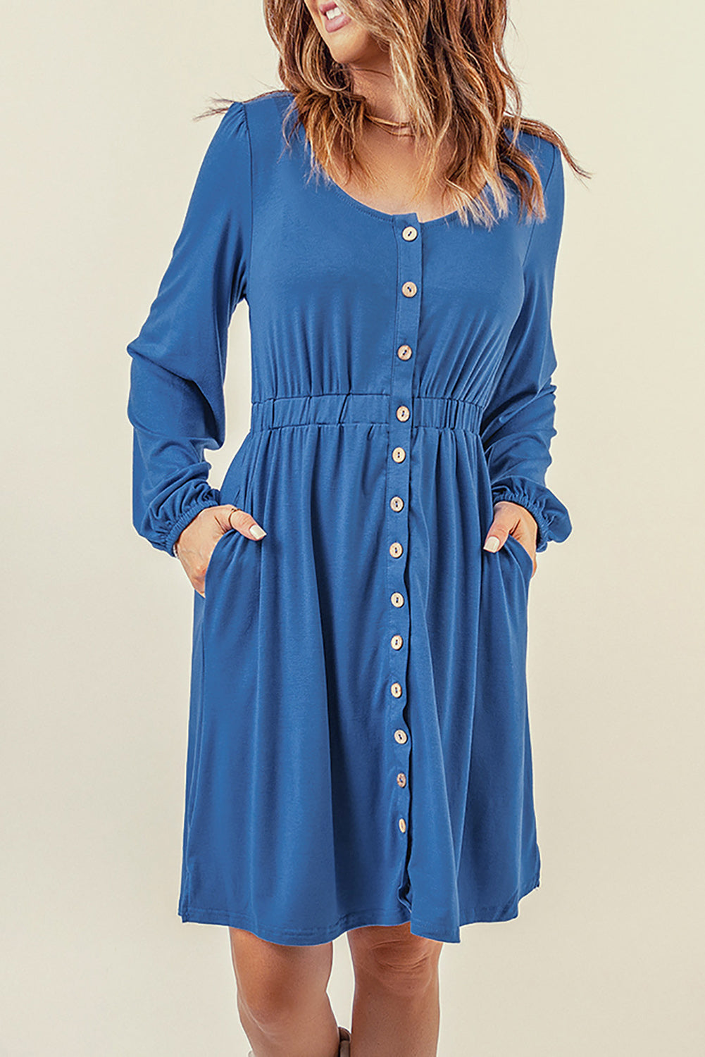 Robe bleue boutonnée à manches longues et taille haute