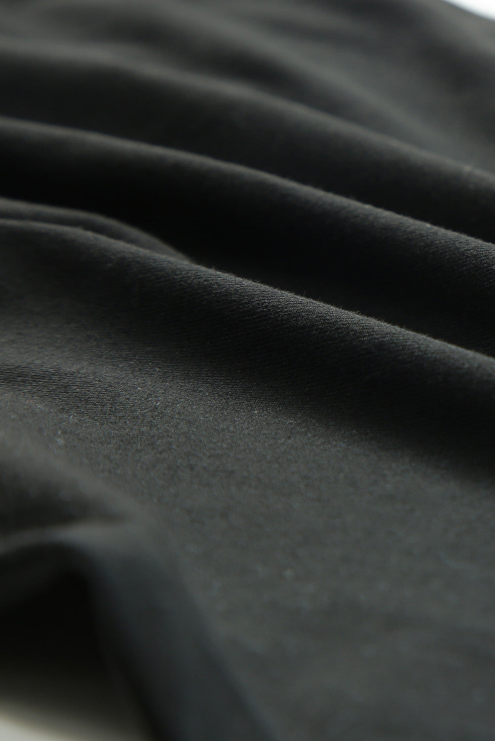 Crna haljina kratkih rukava s naborima na jedno rame uz donji dio