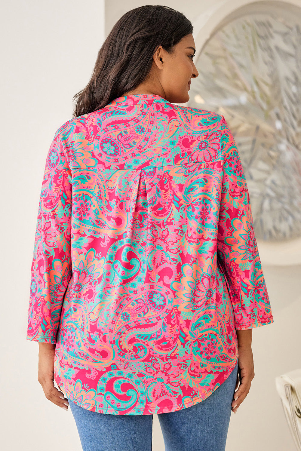 Bluza s rolnim rukavima s V izrezom i velikim printom u ružičastoj boji
