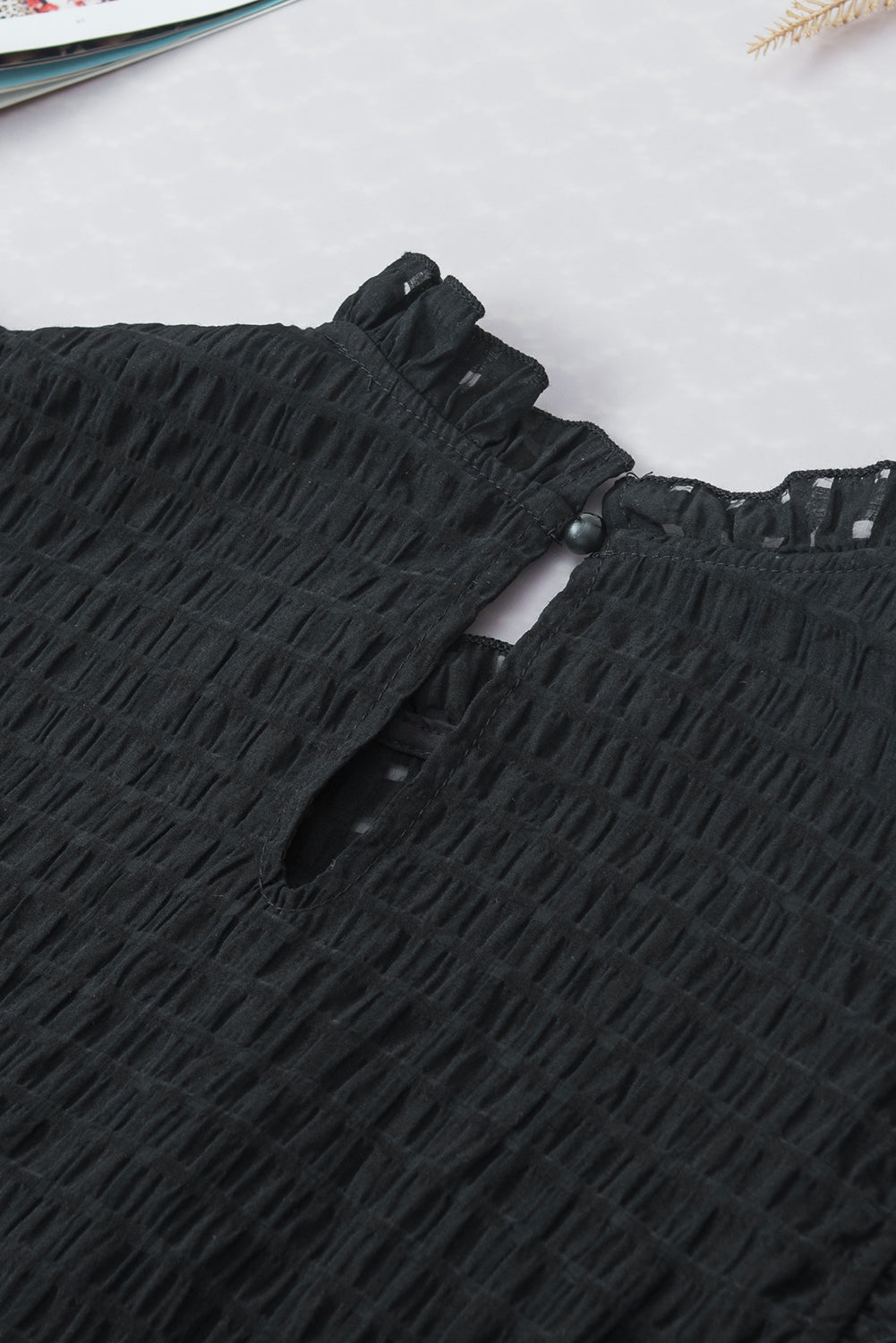 Schwarze Bluse mit ausgehöhlter Struktur und Rüschenärmeln