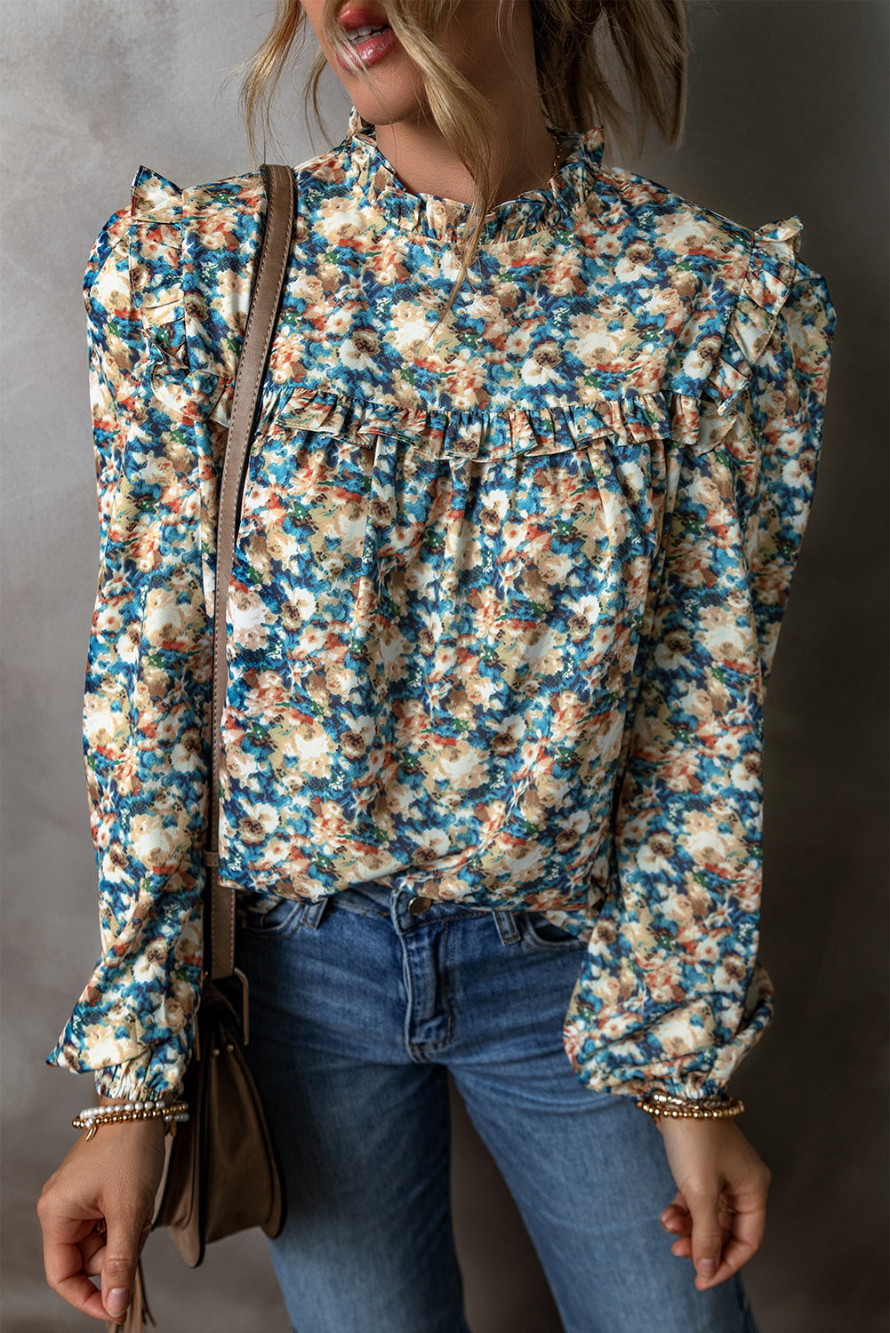 Blouse bleu ciel à manches bouffantes et col montant à volants et imprimé floral