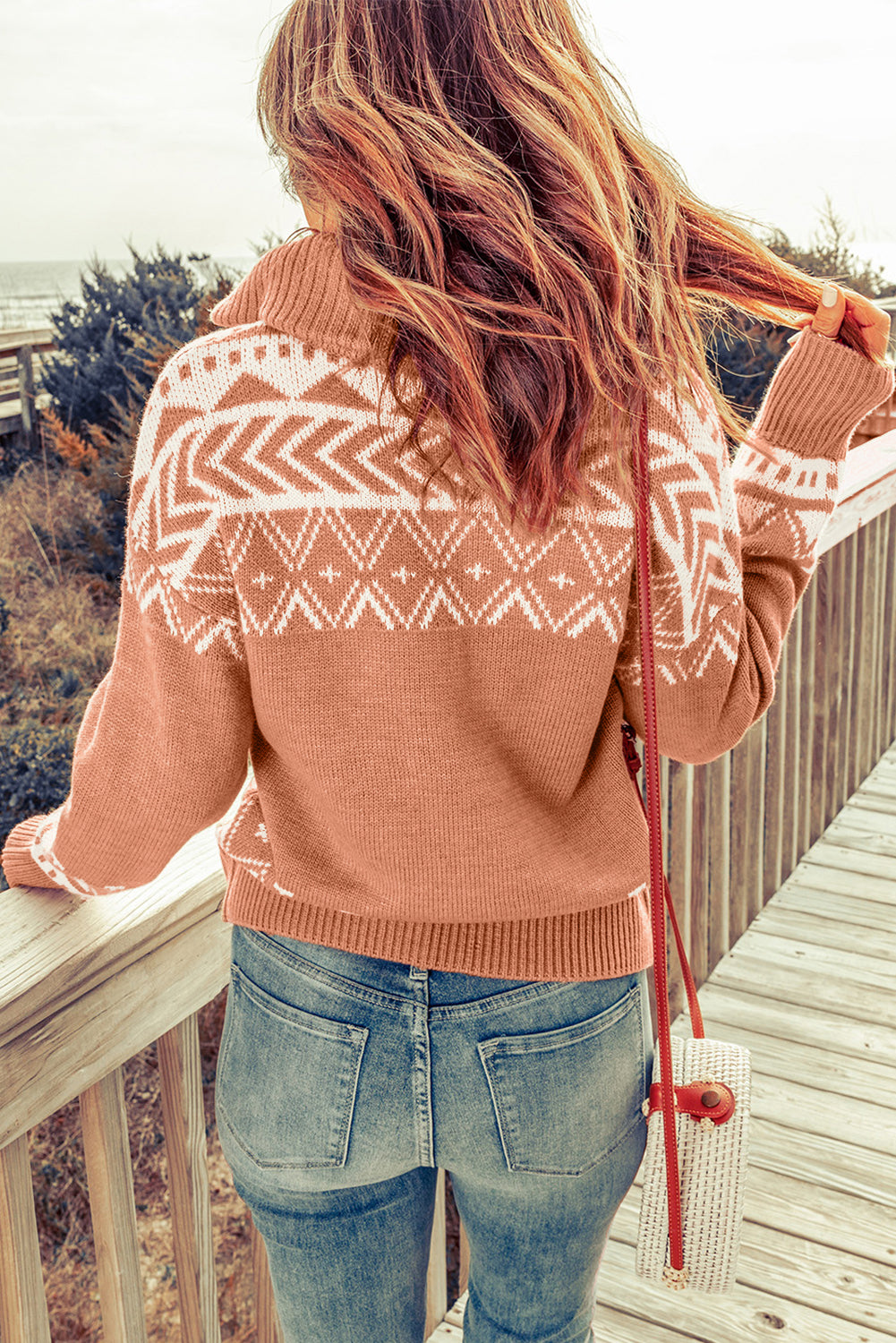 Ružičasti geometrijski pleteni džemper s patentnim zatvaračem