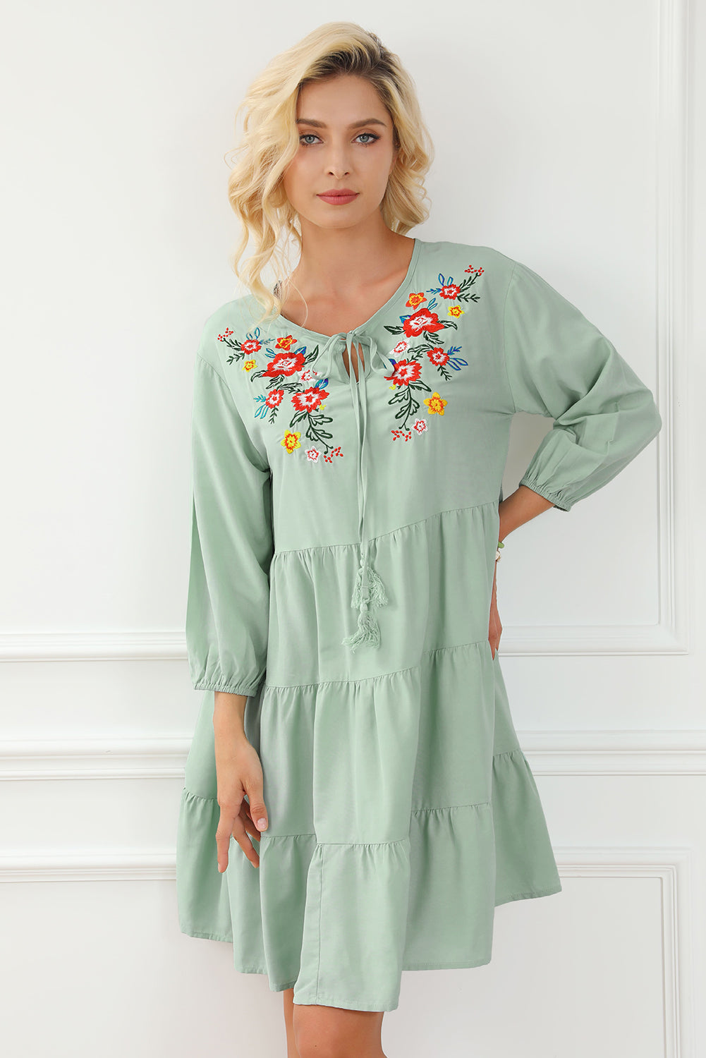 Zelena haljina s naboranim porubom s cvjetnim vezom