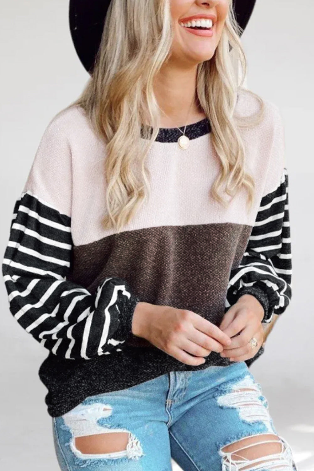 Večbarvni pulover s kontrastnimi črtami in barvnimi bloki z rokavi