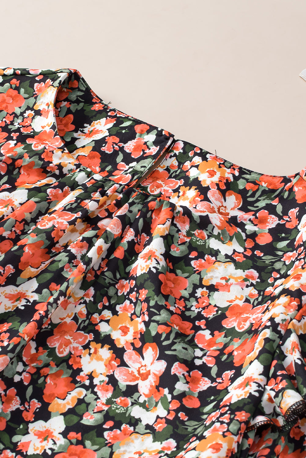 Narančasta cvjetna bluza s rubovima i rubovima s volanima