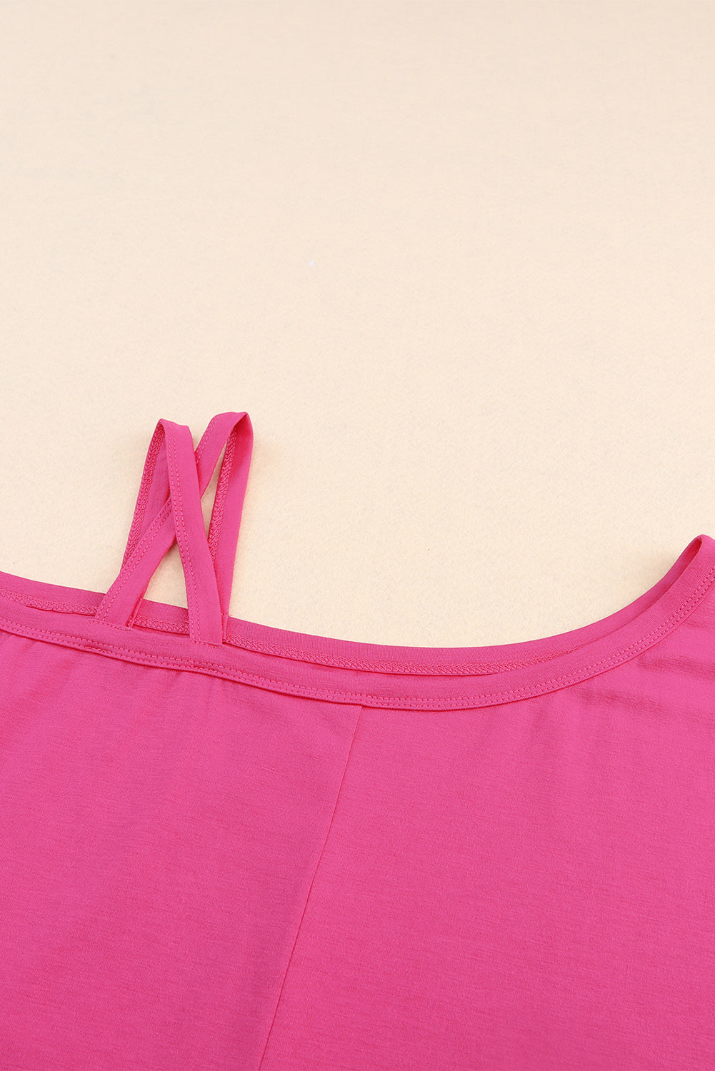 Rosafarbenes, asymmetrisches, überkreuztes One-Shoulder-T-Shirt