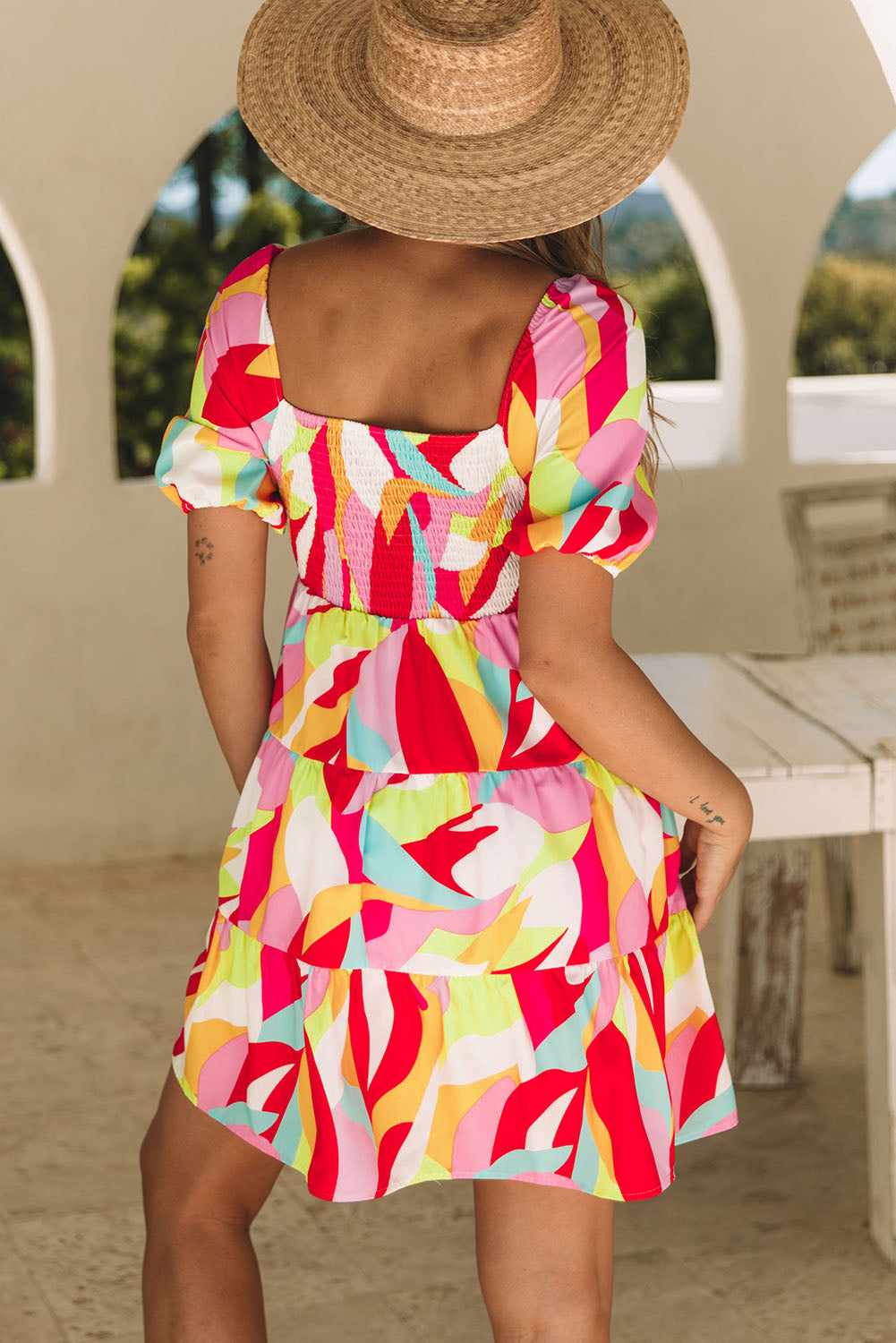 Mini-robe babydoll smockée à imprimé géométrique multicolore