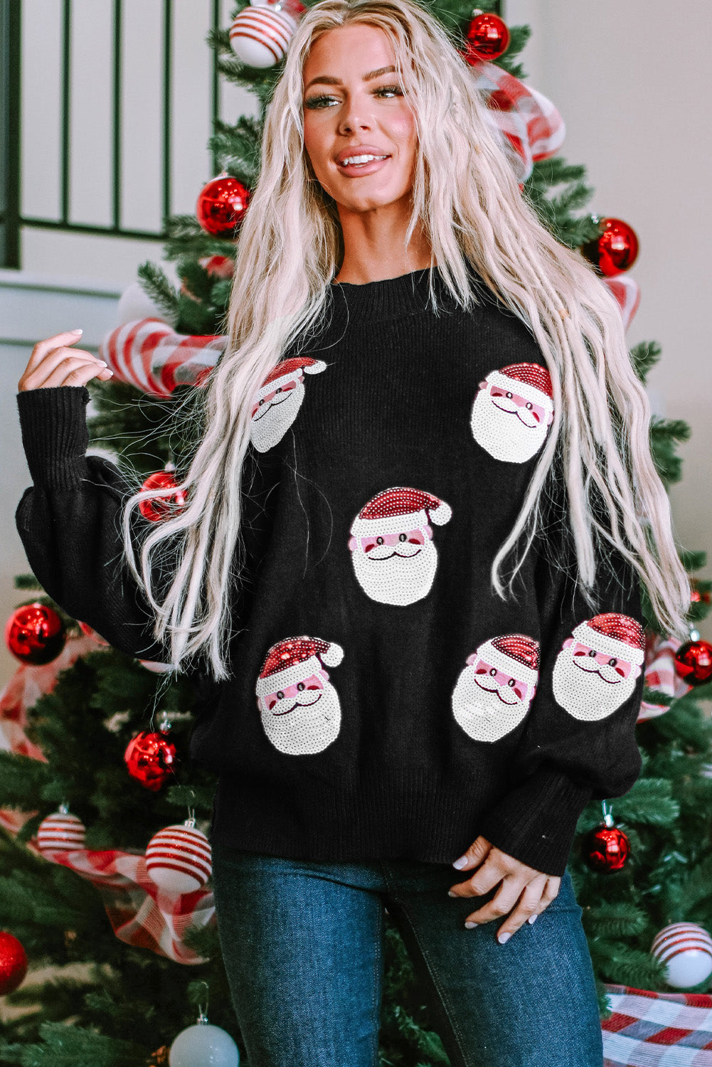 Crni pulover s rukavima Djeda Božićnjaka sa šljokicama