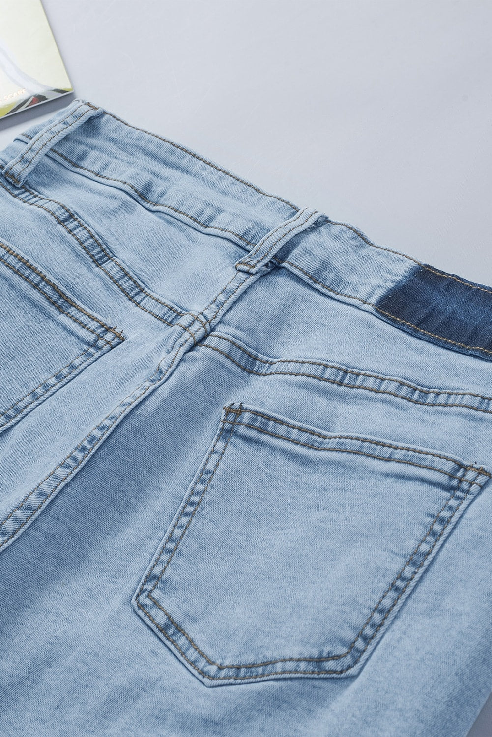 Himmelblaue, ausgefranste Slim-Fit-Jeansshorts mit hoher Taille