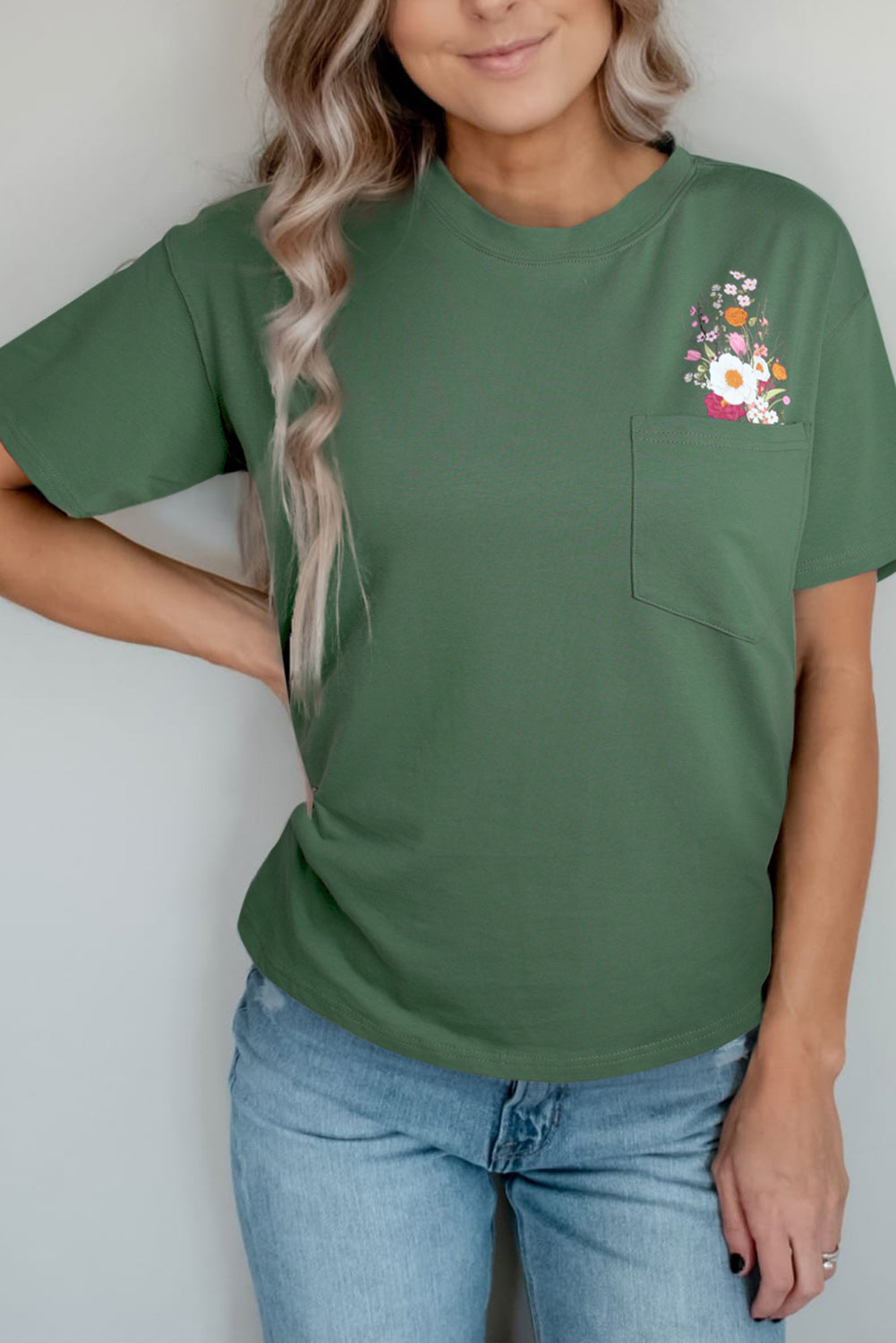 T-shirt décontracté à manches courtes et poche florale vert