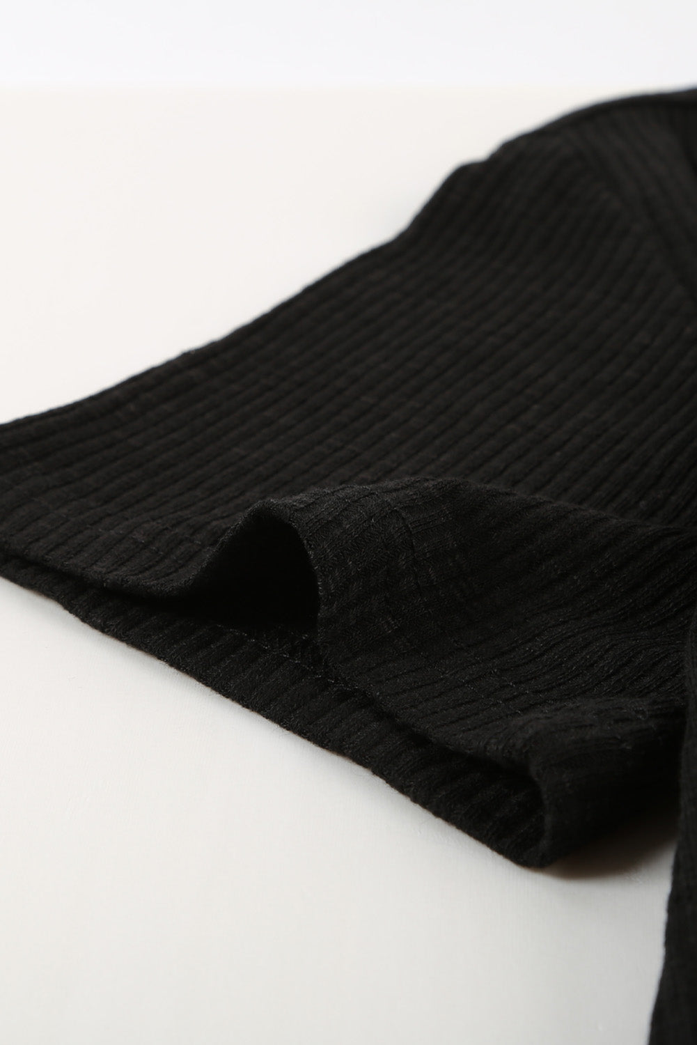 Haut noir à manches courtes en tricot côtelé boutonné