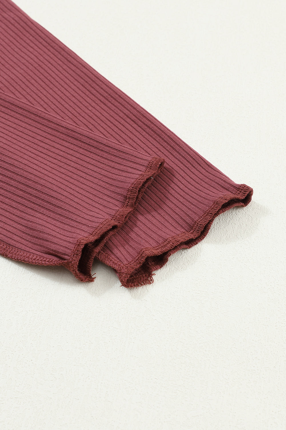 Haut en tricot côtelé à blocs de couleurs avec coutures exposées rouge vif
