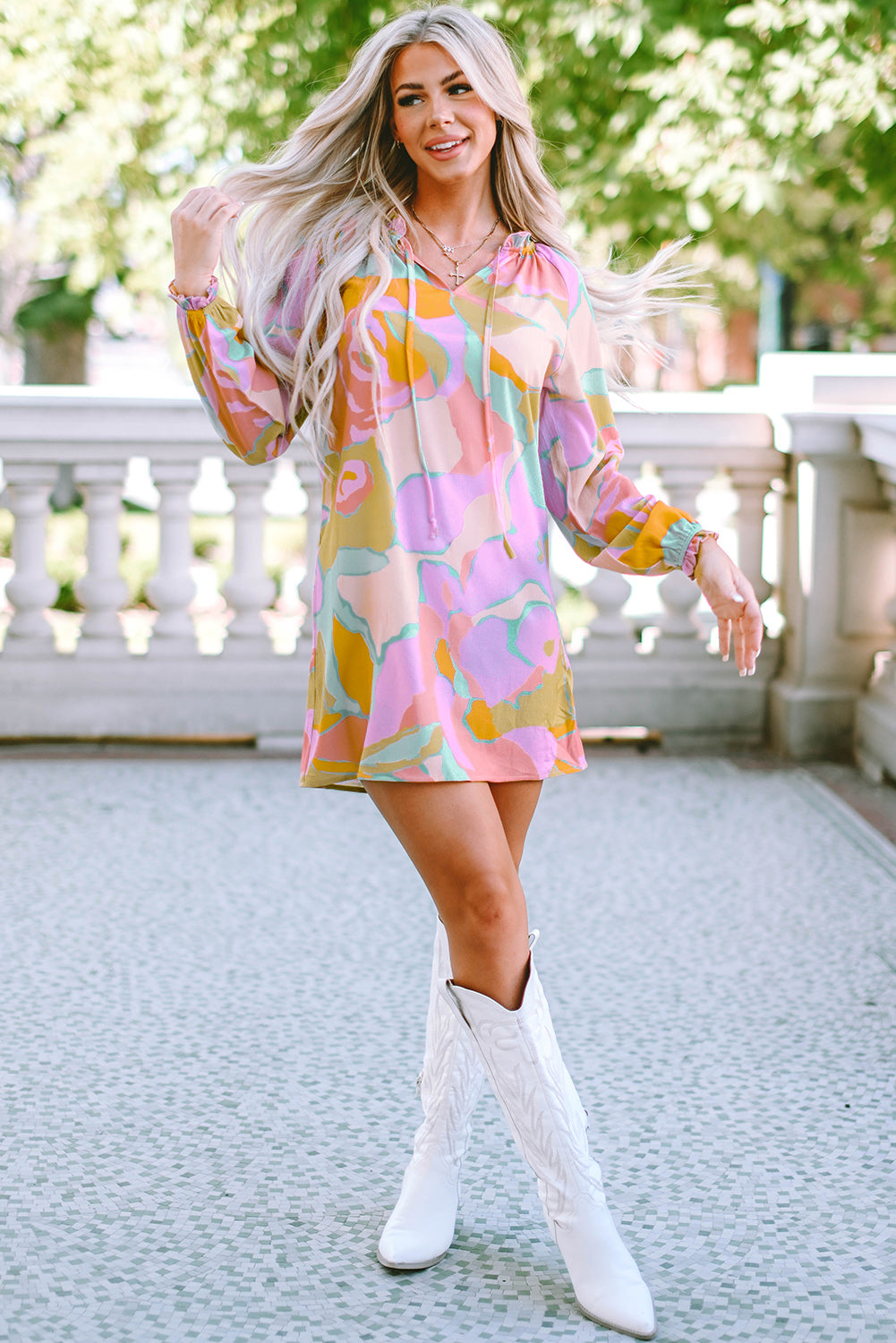 Mini-robe babydoll multicolore à imprimé abstrait et volants à col fendu