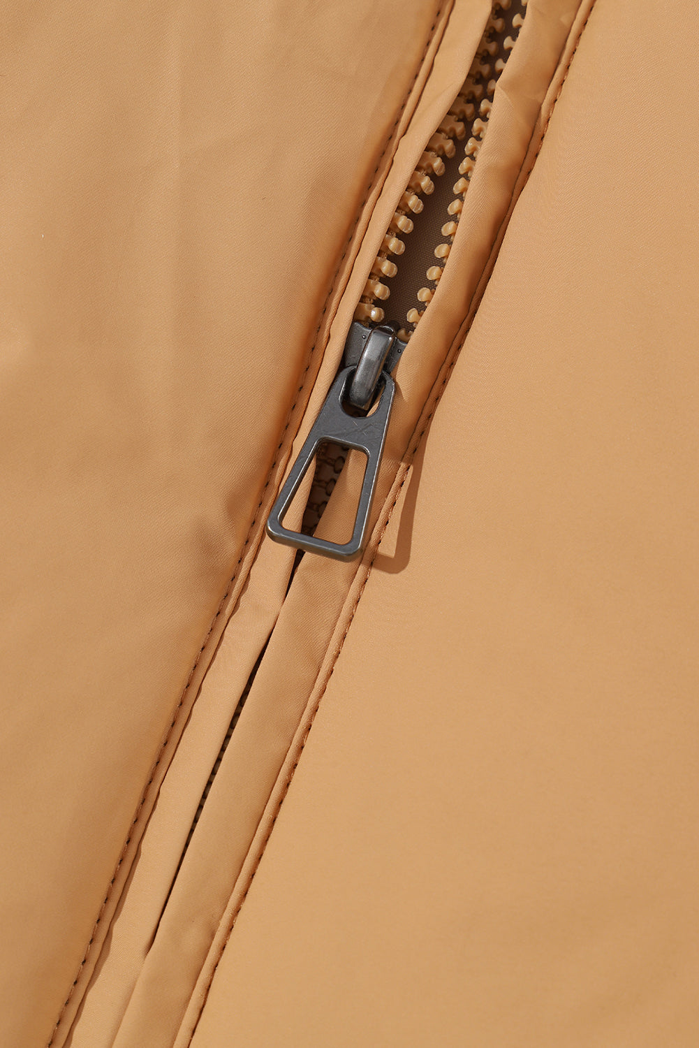 Brauner Puffermantel mit Reißverschluss und Taschen
