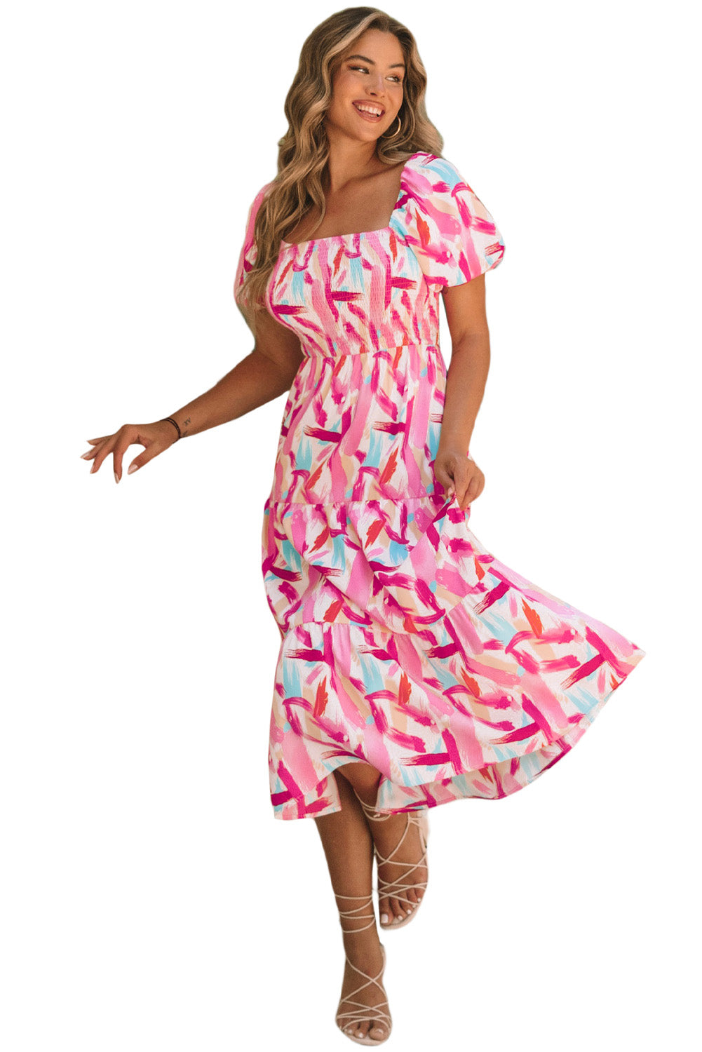 Ružičasta višeslojna haljina s otisnutim potezima kistom i naborima