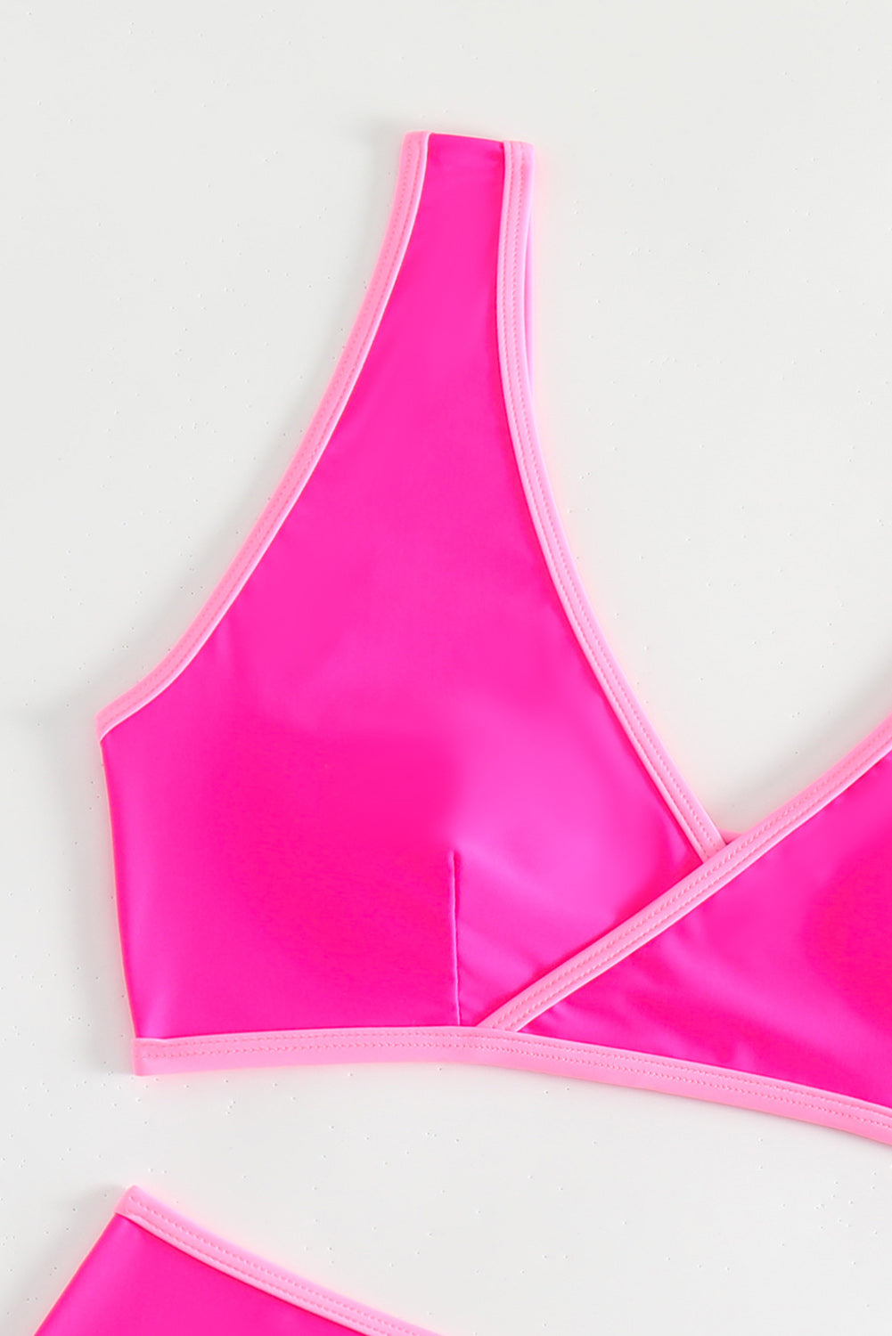 Roséroter, frecher Bikini-Badeanzug mit umwickeltem, kontrastierendem Besatz