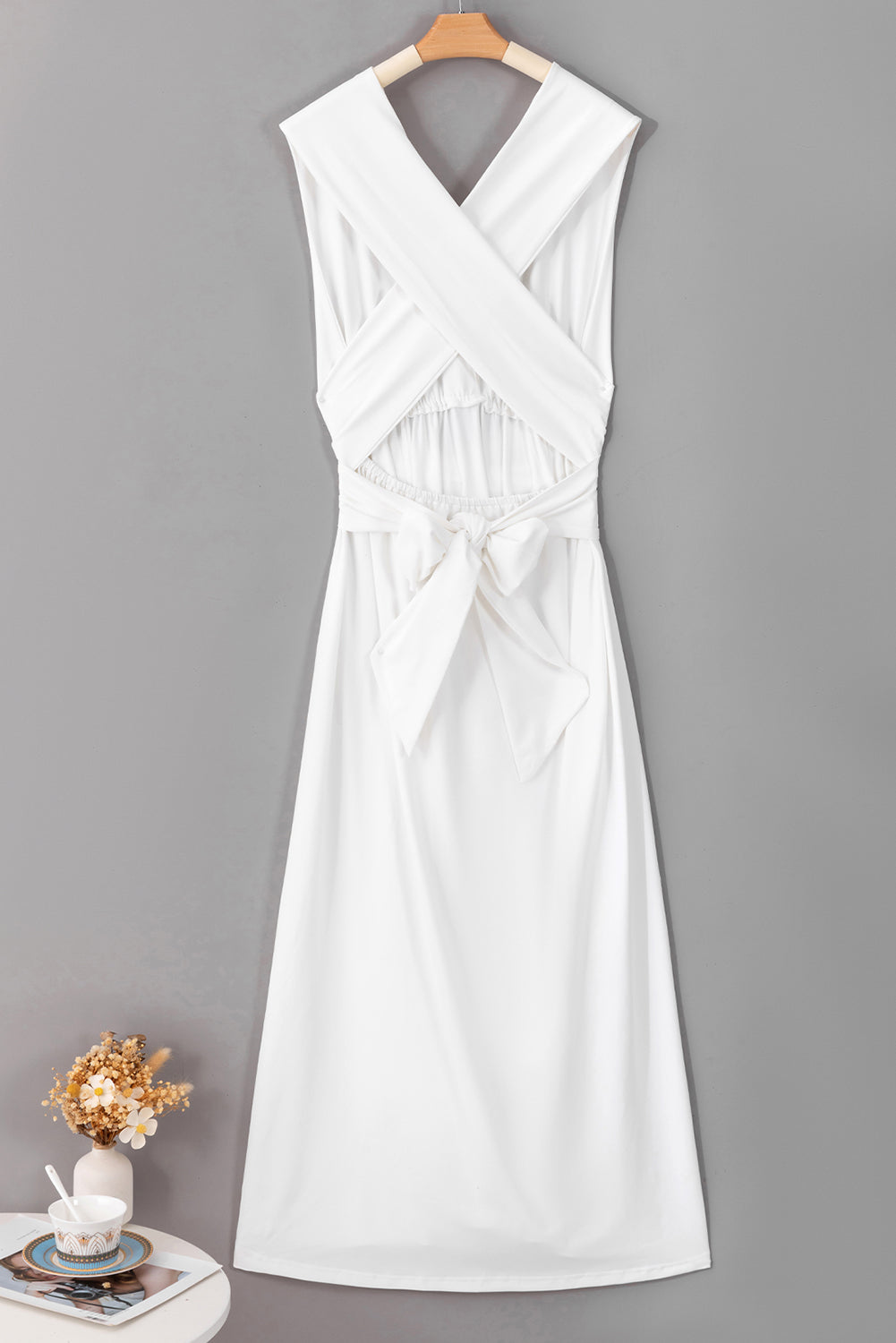 Bijela maksi haljina bez rukava s naborima i visokim izrezom na leđima