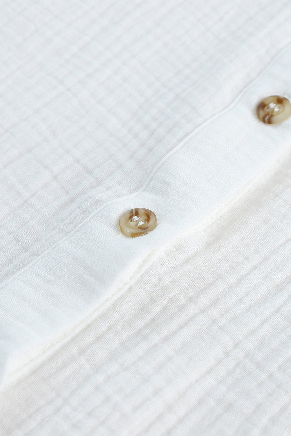 Weißes, strukturiertes, geknöpftes Hemd mit halben Ärmeln