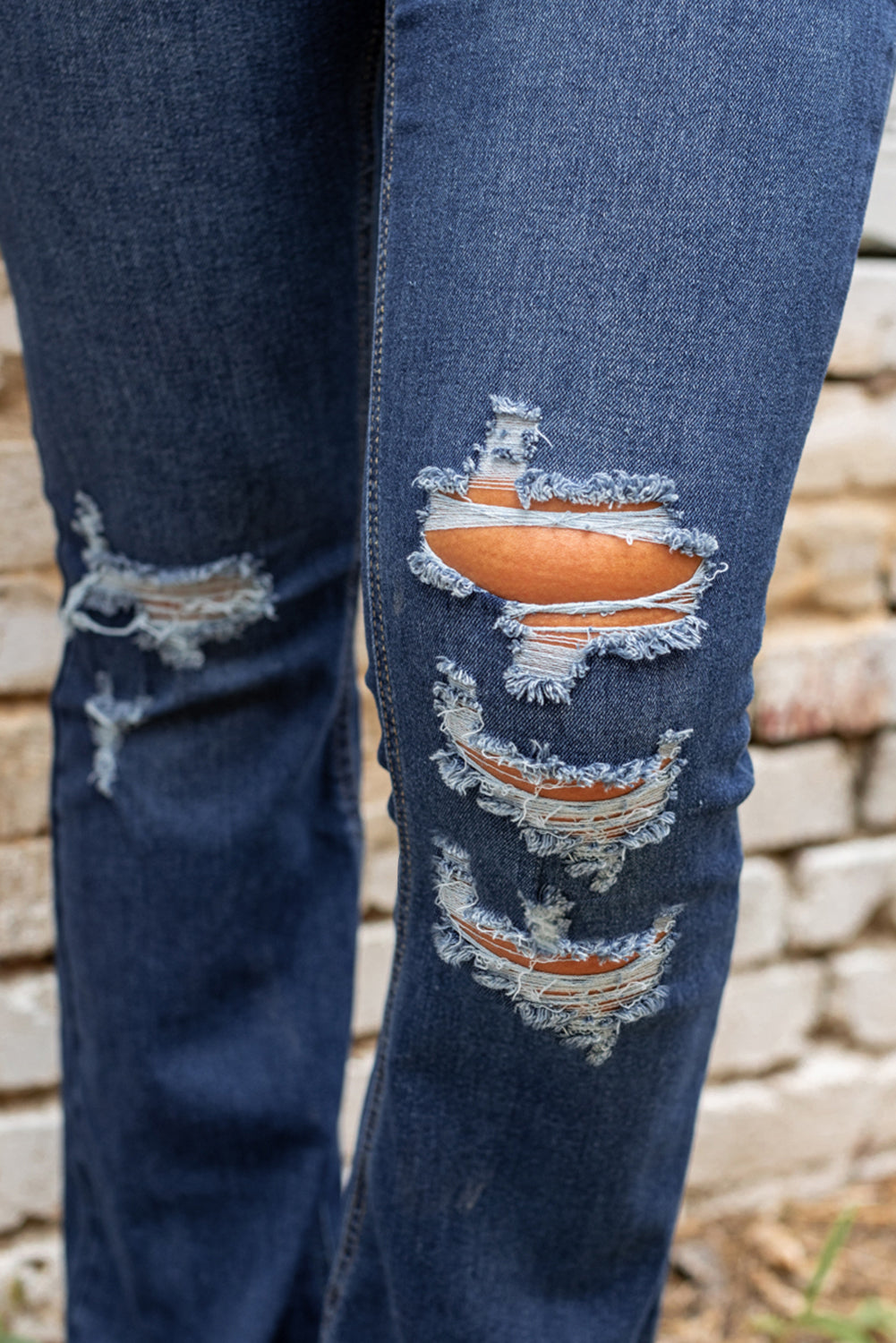 Dunkel gewaschene Distressed-Jeans mit Schlaghose