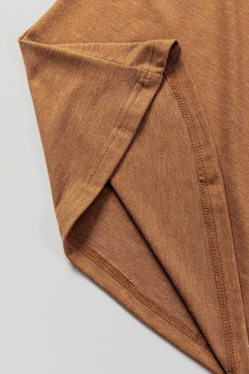 Braunes, asymmetrisch ausgeschnittenes Colorblock-T-Shirt