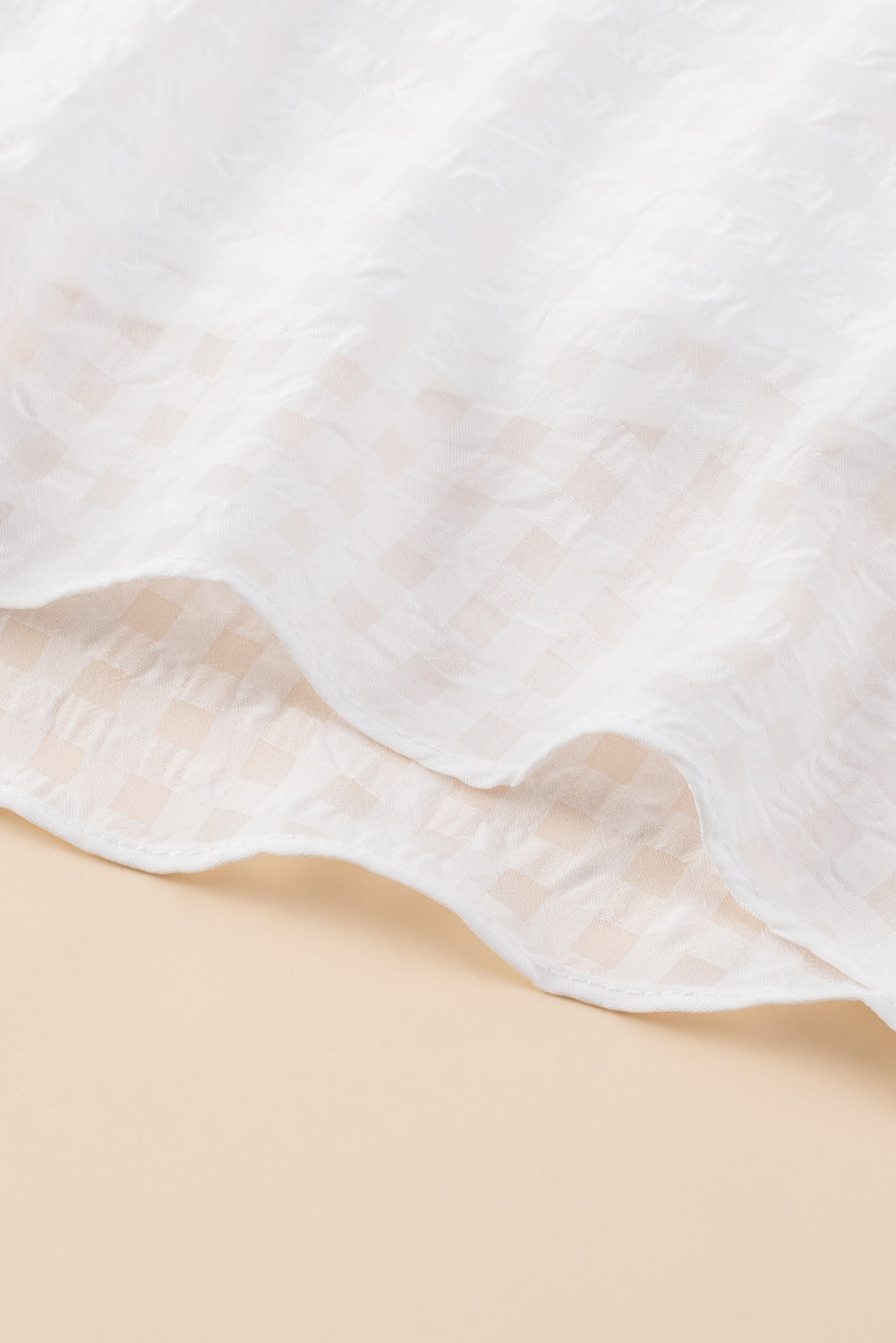 Bijela haljina veće veličine s kvadratnim izrezom i puf rukavima od ginghama