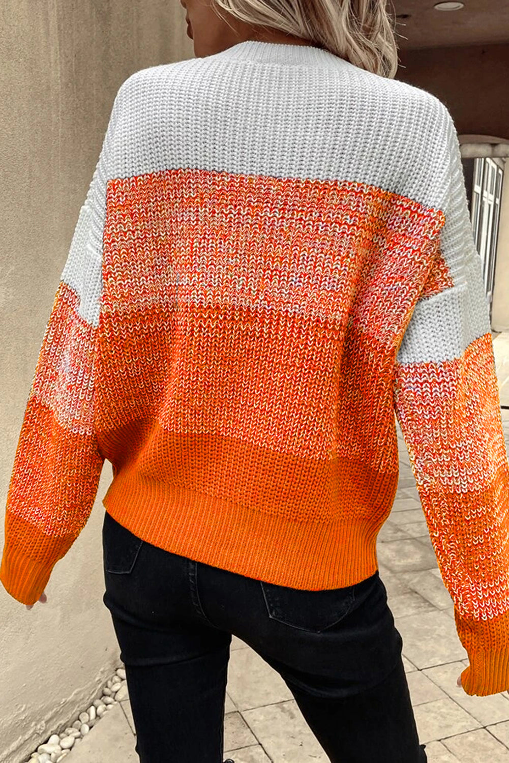 Maglione con finiture a costine e spalle scoperte a blocchi di colore arancione
