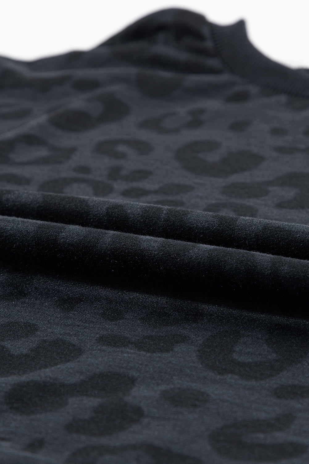 Set di due pezzi di pantaloncini con cravatta in raso a maniche lunghe stampati leopardati grigi