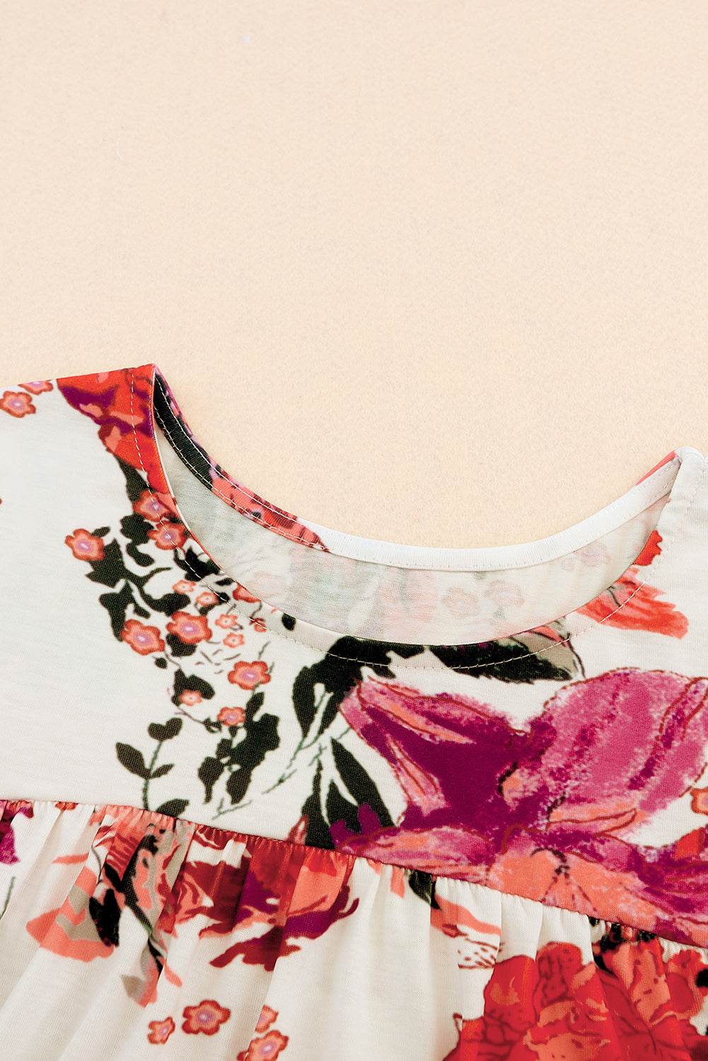 Feurig rote, kurzärmlige Bluse mit Rundhalsausschnitt und Blumenmuster