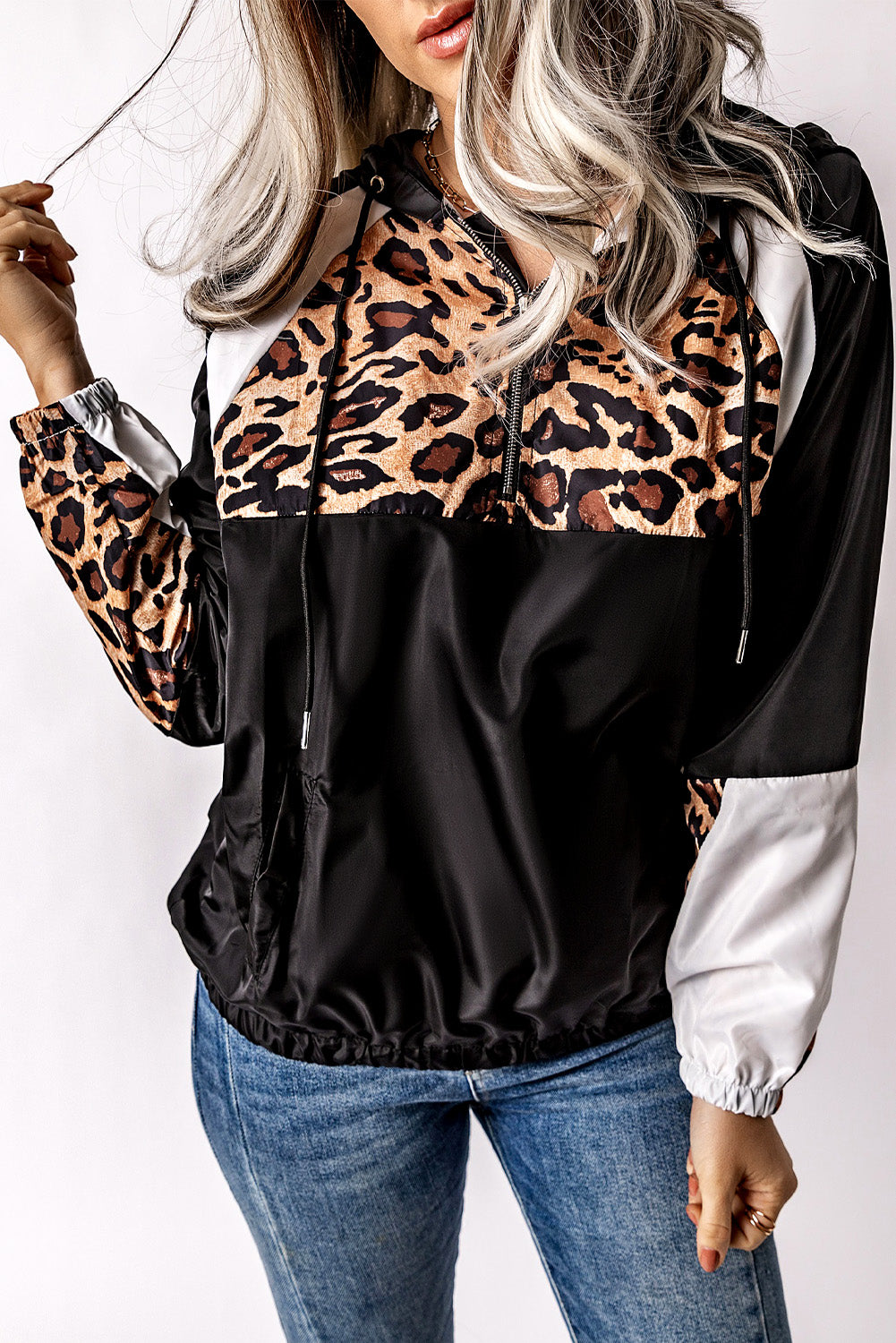 Sweat à capuche noir à imprimé léopard et coutures contrastées