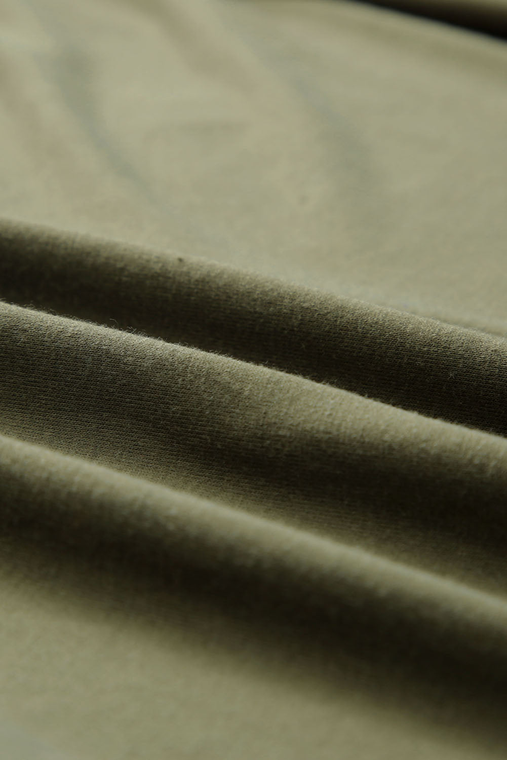 Robe longue noire à col en V et poignets roulés de grande taille
